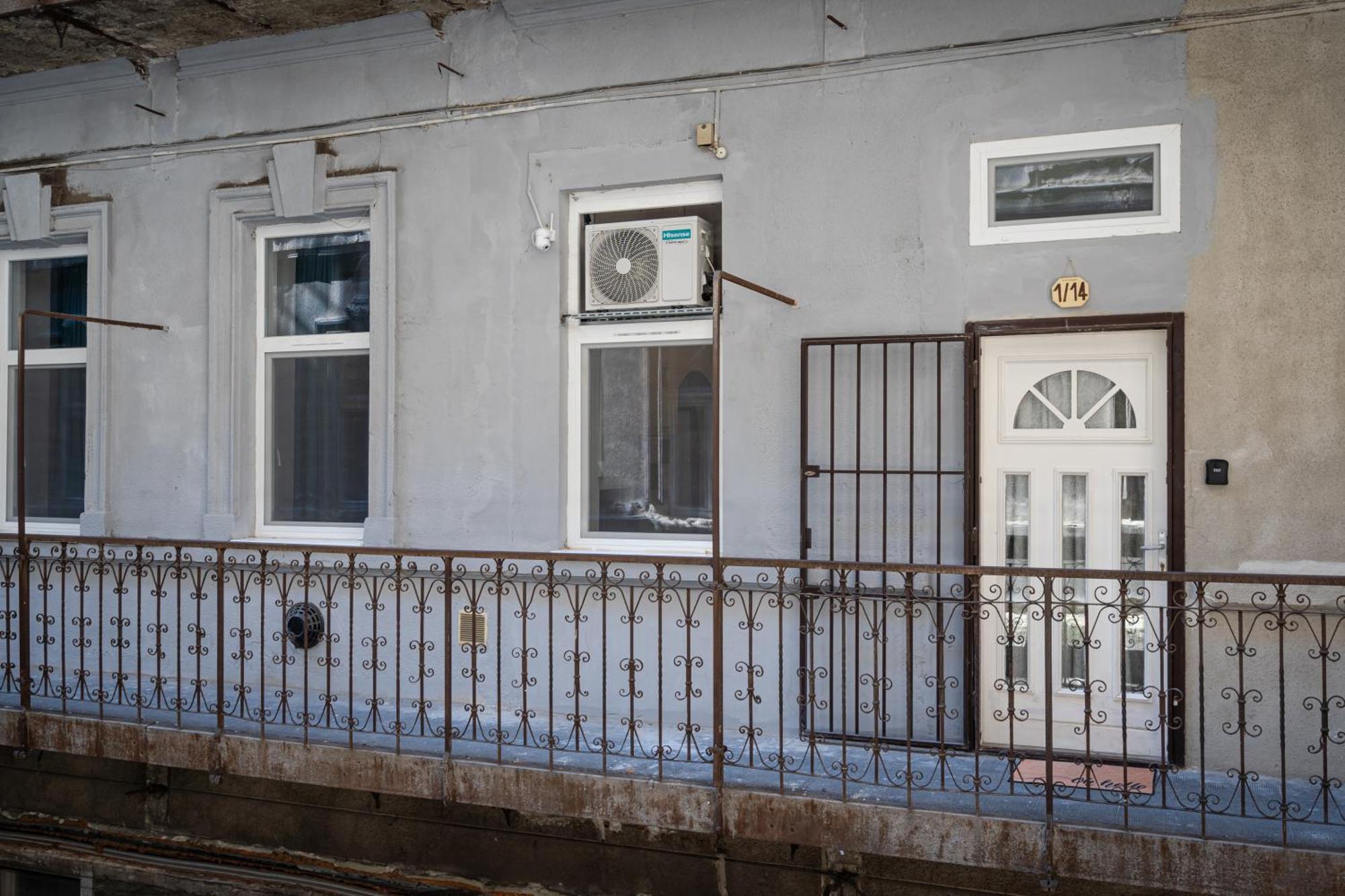 Affordable Heroes' Square Residence Budapest Bagian luar foto