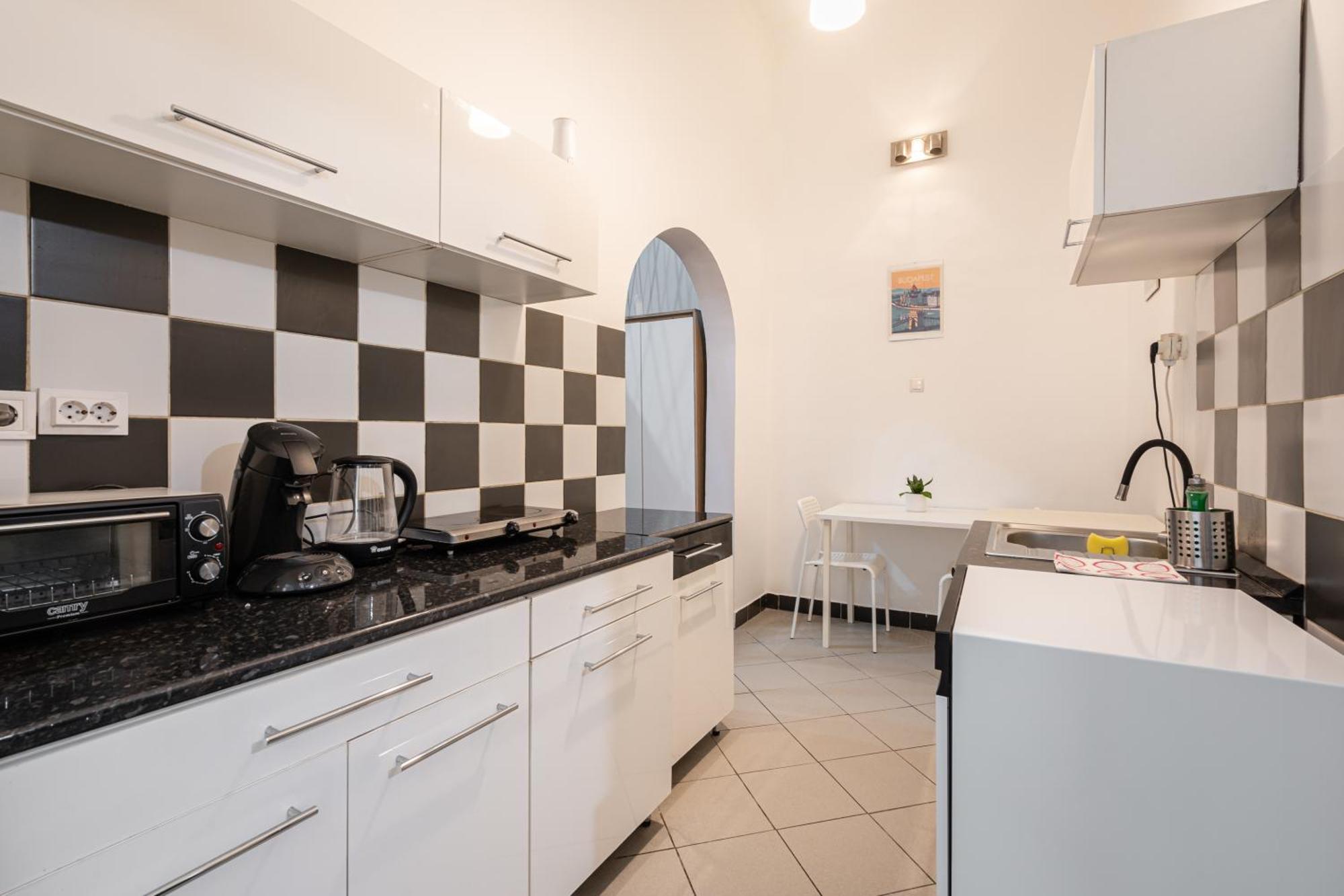 Affordable Heroes' Square Residence Budapest Bagian luar foto